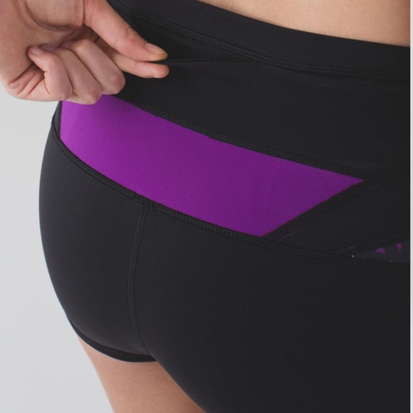 Lululemon Boogie Short Black / Shadow Wrap Multi / Tender Violet Size 2 - Picture 2 of 12
